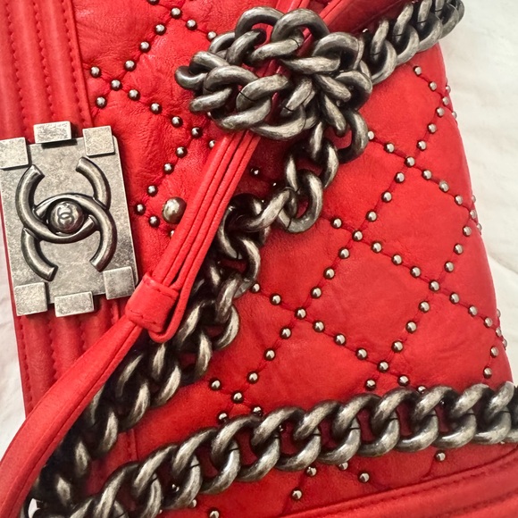 Chanel limited ,COA
Boy Flap Bag Studded Quilted Distressed Calfskin,  Medium - Picture 7 of 13